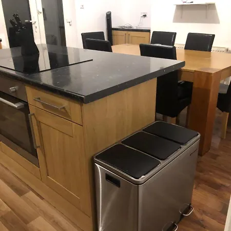 Cozzy Living Homestay Leeds (West Yorkshire)